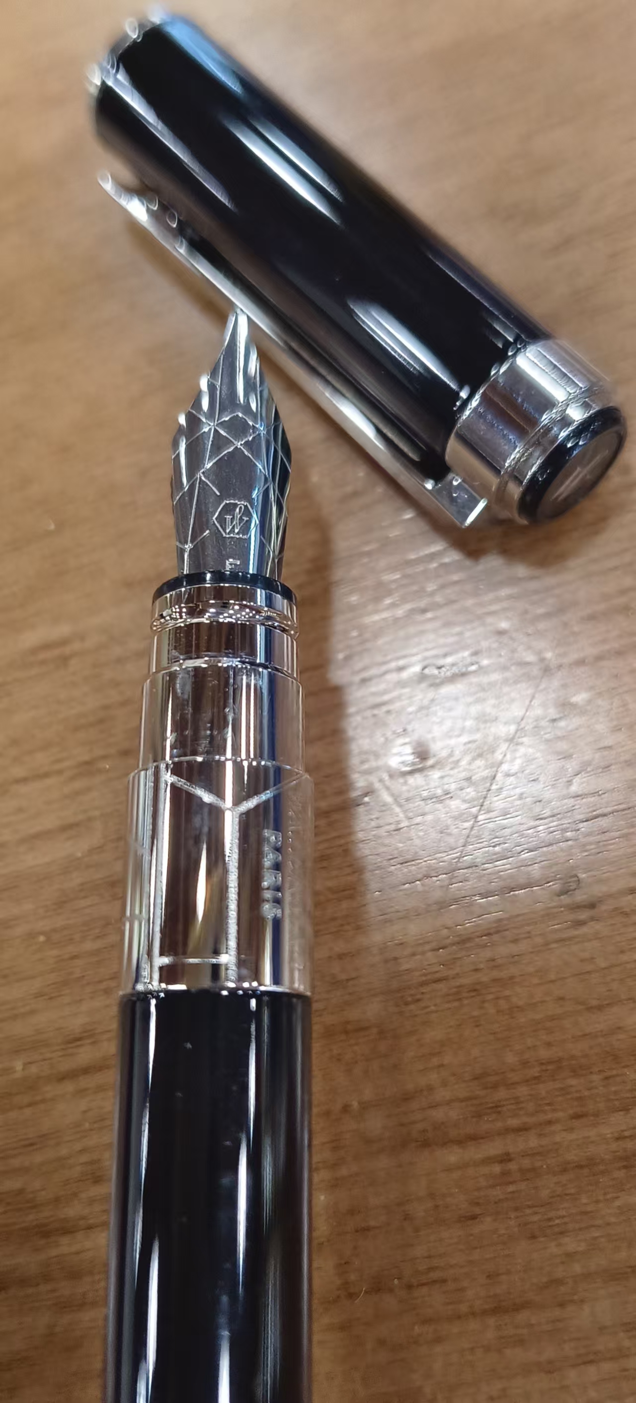 威迪文远景纯黑丽雅白夹水